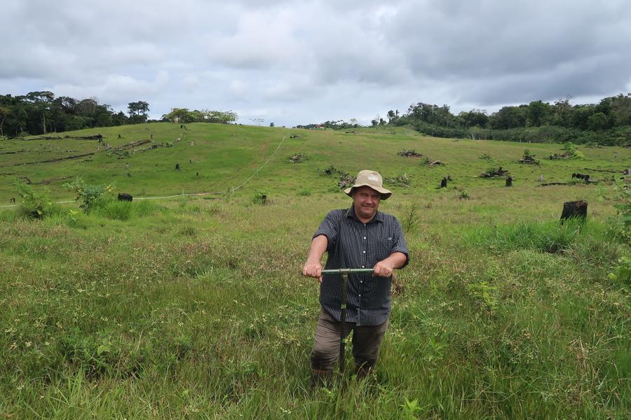 Emmanuel Tillard (UMR Selmet) removing soil from a pasture formerly occupied by forest, Guyana. © V. Freycon