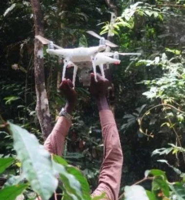 Jean-Baptiste Ndamiyehe prépare un drone pour survoler la réserve forestière de Yoko
