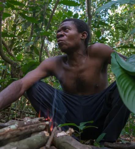  Un membre de la communauté Baka, au Cameroun. L’extension des aires protégées a des effets profonds sur la vie des populations autochtones qui vivent dans ces zones. Alejpalacio/Wikipedia, CC BY-SA 